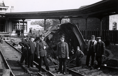 162113 Afbeelding van de in de kom van de draaischijf gereden stoomlocomotief nr. 57 3221 van de D.R.B. te Venlo, met ...